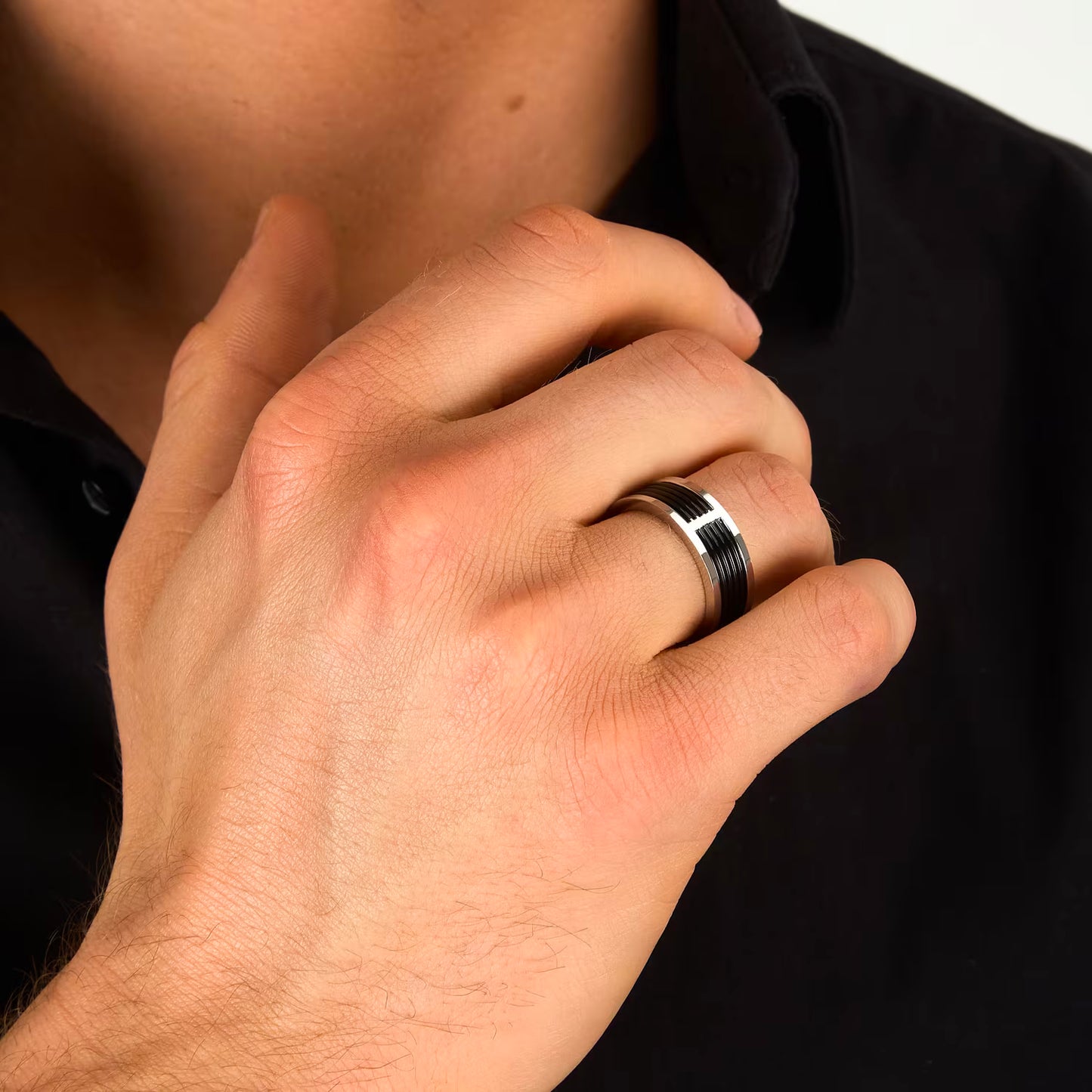 Anello Uomo Trussardi T-Steel TJAXV570 – Fascia Acciaio e Nero - Trussardi